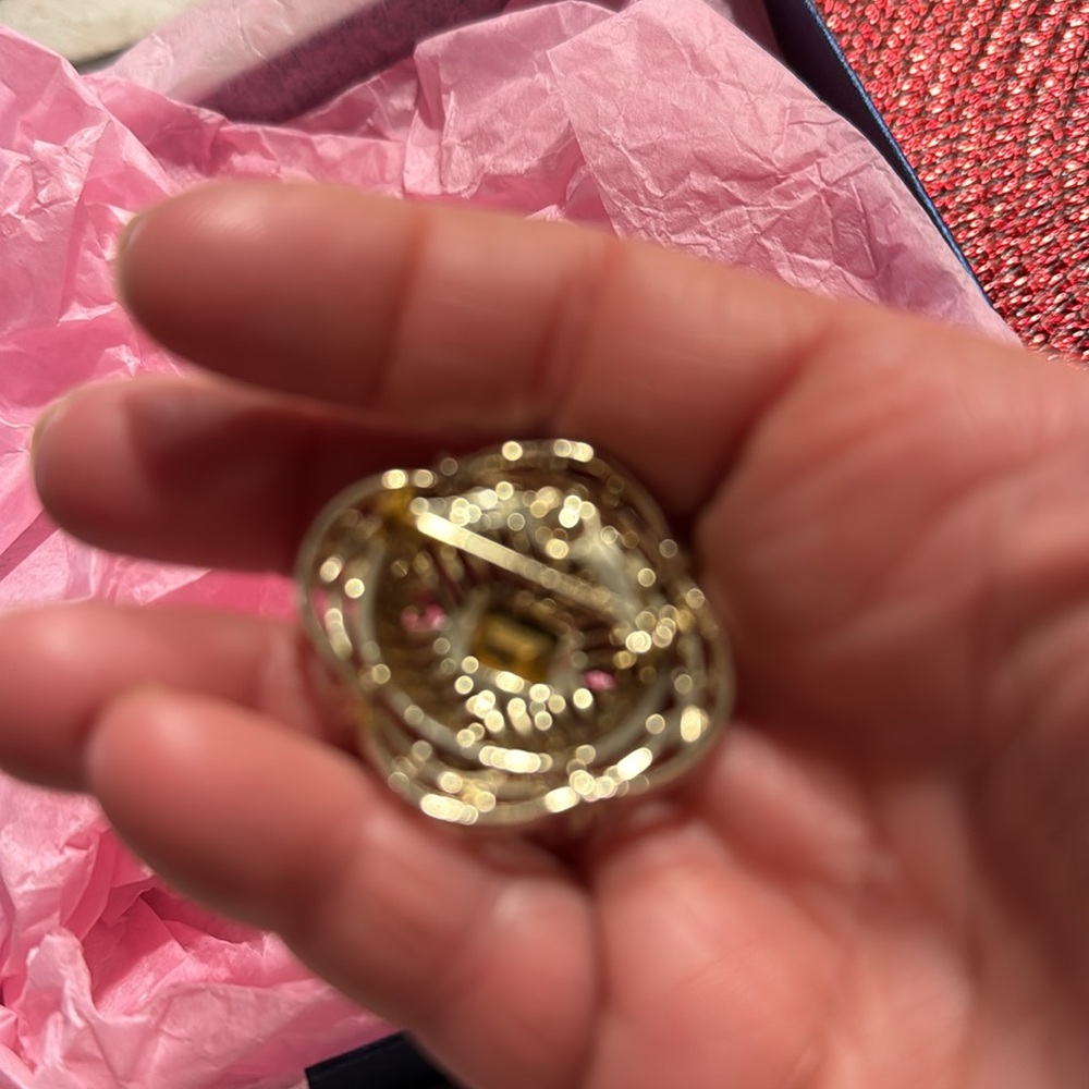 A small pink brooch pin - Picture 3 of 4